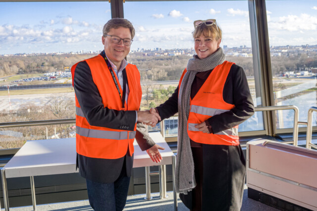 Gudrun Sack, Geschäftsführerin der Tegel Projekt GmbH und Dr. Sören Trebst, Vorsitzender der Geschäftsführung von 1&1 Versatel freuen sich im Tower des ehemaligen Flughafens über den gemeinsamen Vertragsabschluss.